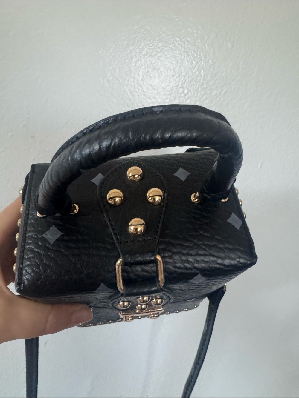 Black box shaped crossbody bag with gold hardware - Picture 6 of 7
